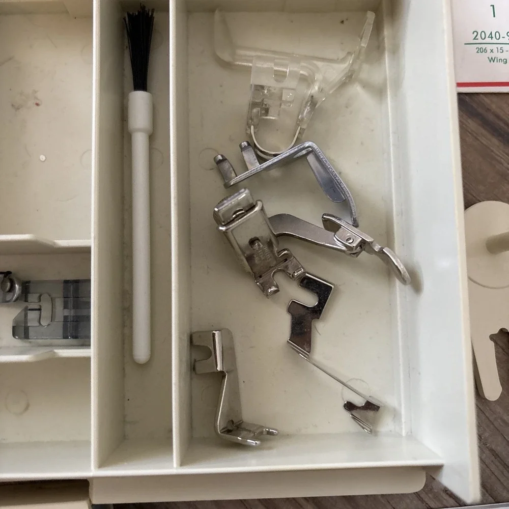 Futura Singer Sewing Machine Hard Case Attachments‎ Foots Plates